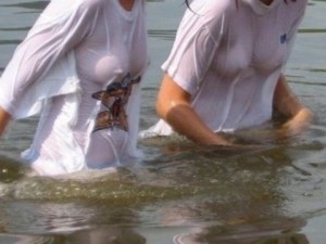 【画像あり】白シャツにノーブラで水遊びする女の子たち→結果を見ずにはいられないｗｗｗ