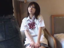 緊張した表情でオジサンに写真を撮られまくる制服JKの円光SEXが生々しすぎる…